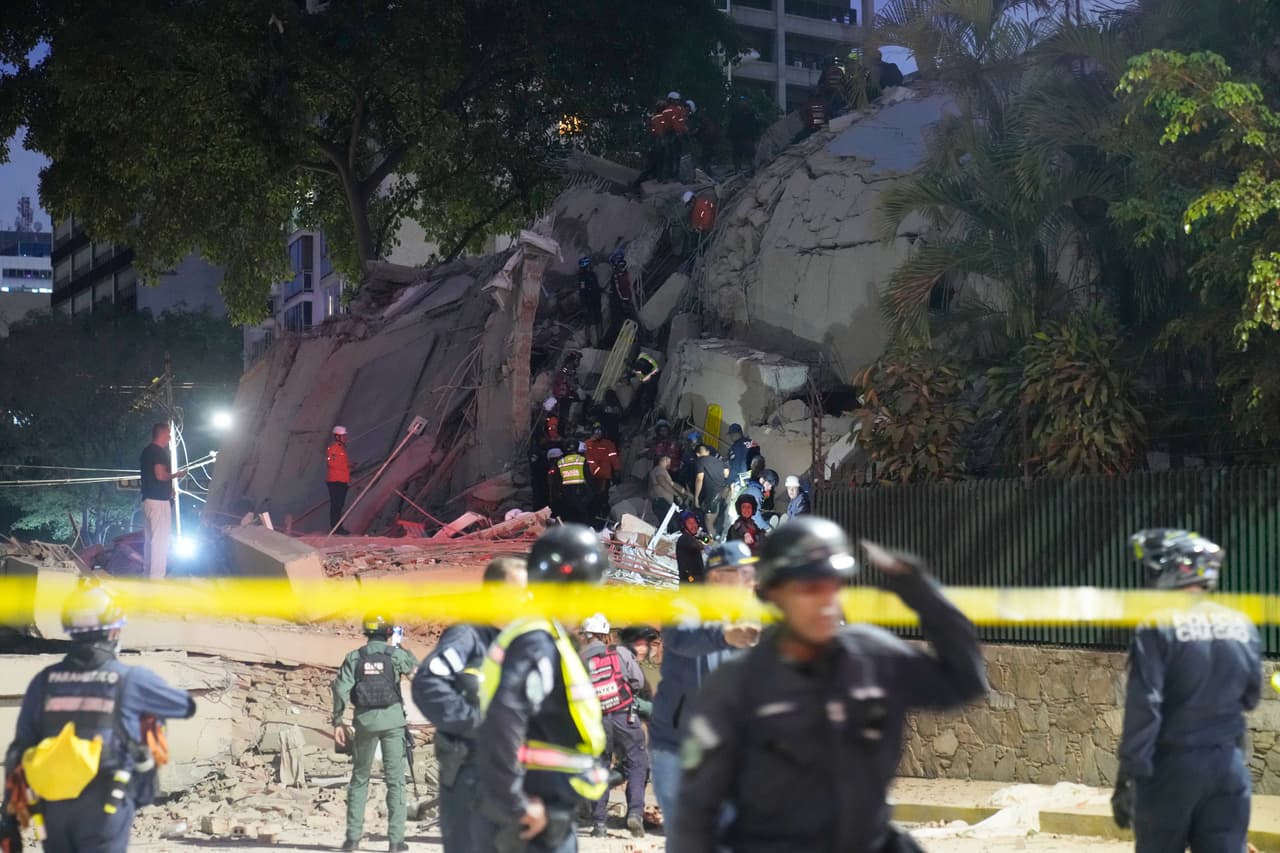 Los equipos de rescate buscan supervivientes entre los restos de un edificio derrumbado tras un terremoto en Caracas, Venezuela.