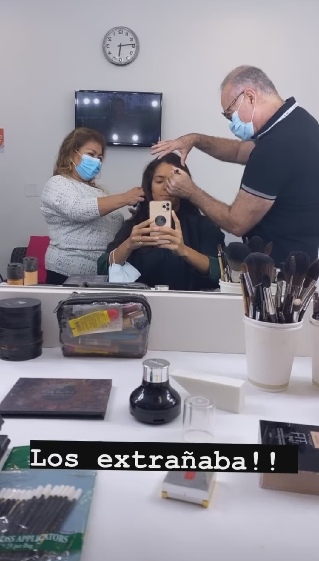 Todo el equipo la recibió con los brazos abiertos, incluyendo al personal de maquillaje y peinado que la consintieron antes del show.