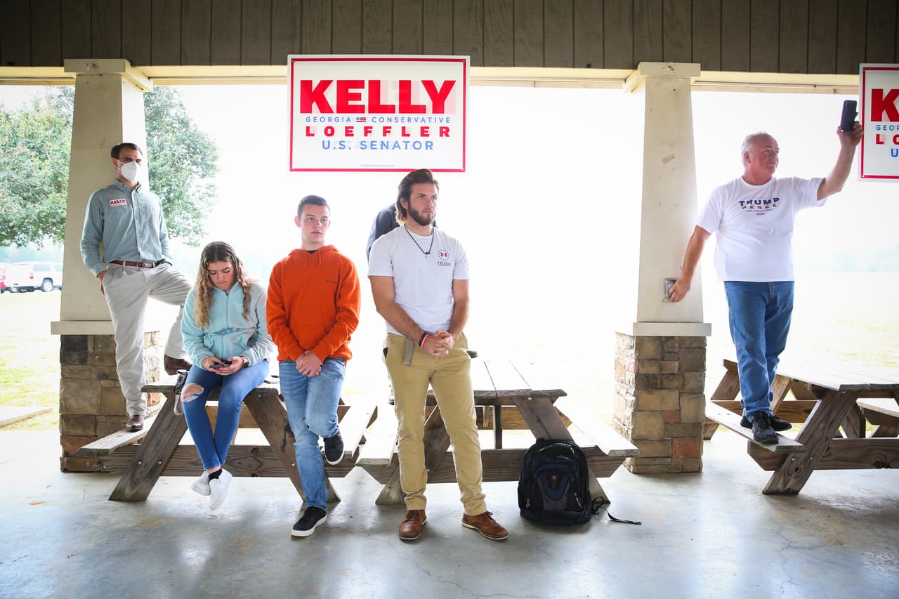 Los partidarios escuchan durante una conferencia de prensa conjunta con la candidata republicana a la Cámara de Representantes, Marjorie Taylor Greene, y la senadora Kelly Loeffler.