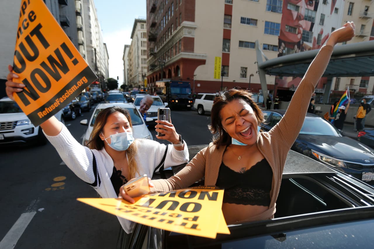 Grupos de jóvenes no ocultan su efusividad, y se unen a pie y desde sus autos a la fiesta callejera por el triunfo de Joe Biden.