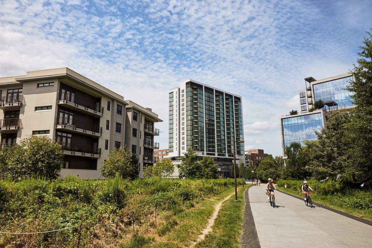 <b>Atlanta BeltLine</b>
<br>
<b>Sitio web</b>: 
<a href="https://beltline.org/">https://beltline.org/</a> 
<br>
<b>Cómo llegar </b>
<br>
<br>Atlanta BeltLine comprende 22 millas de vías de ferrocarril en desuso que rodean el centro de los vecindarios del centro de la ciudad.