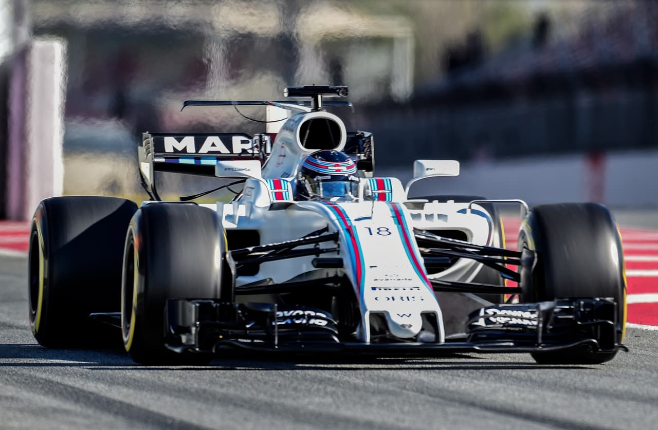 Williams introduce el FW40 para la temporada 2017 de la Fórmula 1. Con el motor Mercedes V6 turbocargado, van en busca de volver a los primeros planos como en 2014. Para este año, Felipe Massa decidió dar marcha atrás con su decisión de retirarse, y regresó para acompañar al debutante canadiense Lance Stroll, de 18 años.