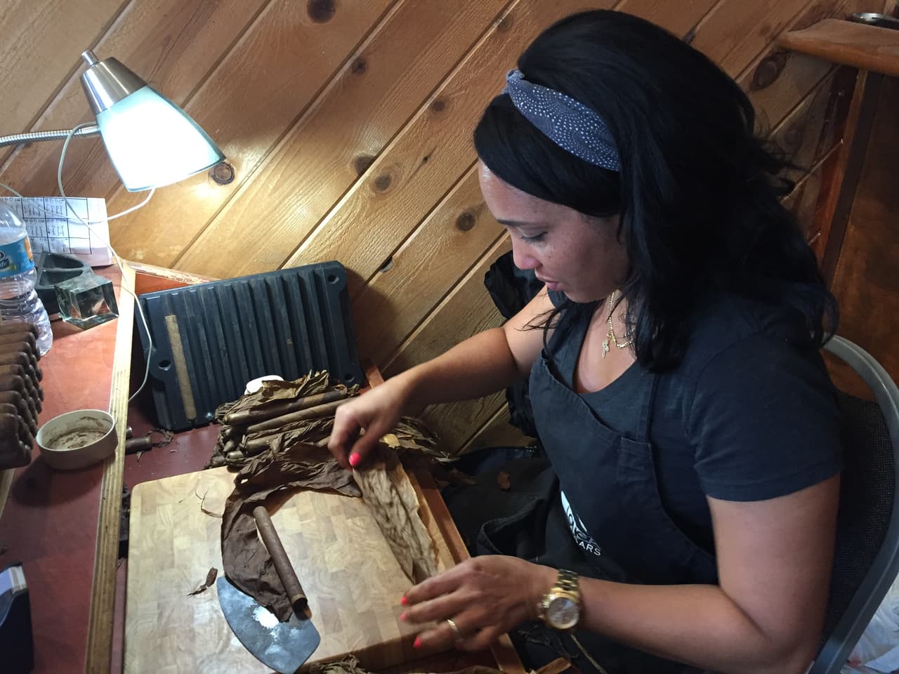 Madelaine Valdés, una tabaquera que trabaja en Ybor City y que votará por Hillary Clinton.