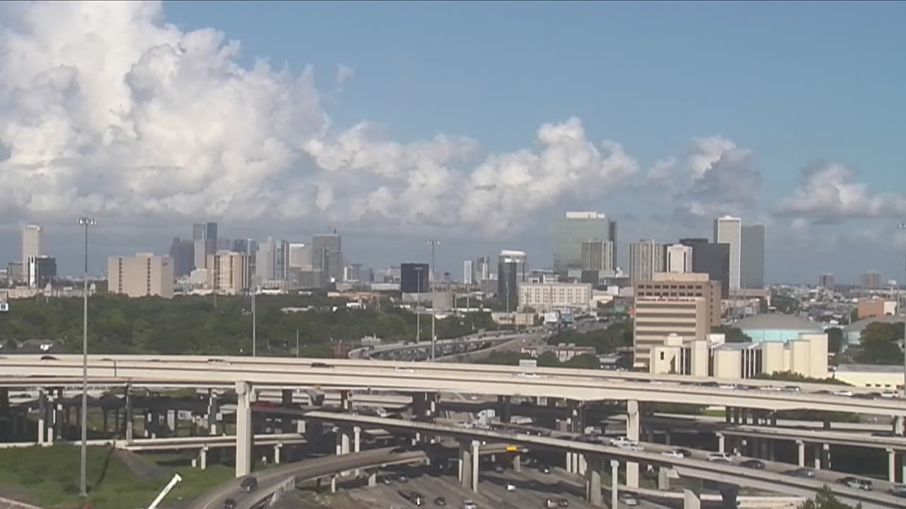Se espera una temperatura máxima alrededor de los 50 grados Fahrenheit. No se pronostican lluvias para este día, pero sí vientos.