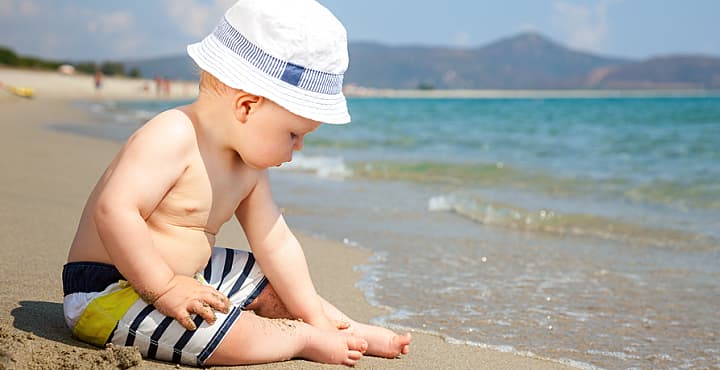 <b>Cubrirlo. </b>La AAP sugiere vestir a los bebés con pantalones largos, pero livianos, además de camisas de manga larga y sombreros con borden que le hagan sombra en el rostro y el cuello para evitar las quemaduras solares. Asimismo, utilizar tejidos ajustados que sueltos.