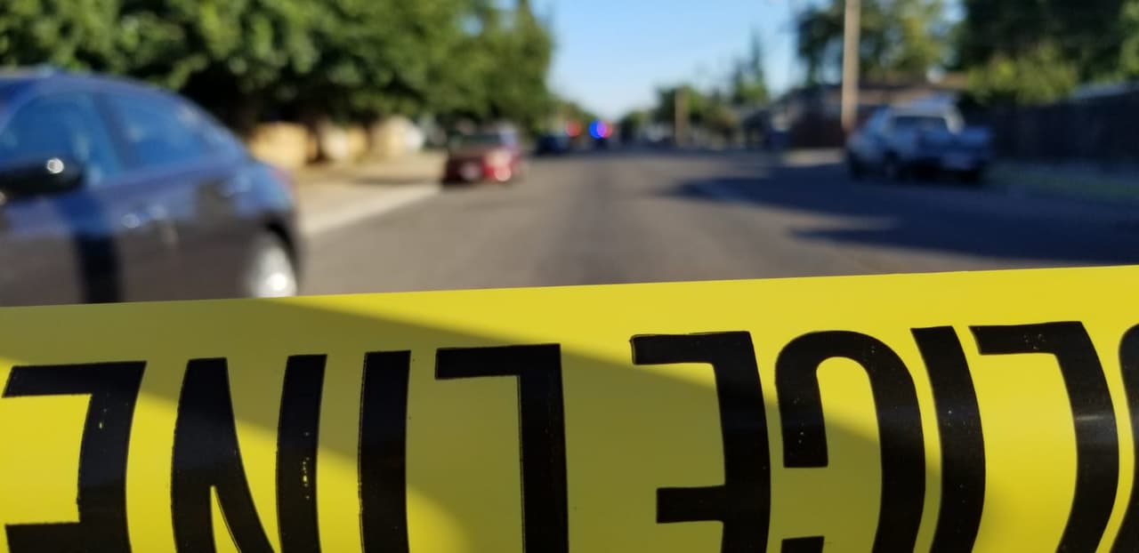 Apuñalan a joven de 16 años afuera de una tienda comercial en Fresno