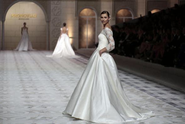 El tono marfil lució en más de un modelo, el clásico blanco no fue el protagonista.