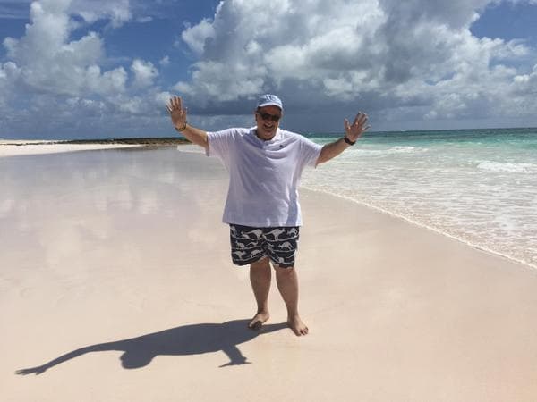 Se graduó del Instituto de Arte de Fort Lauderdale en fotografía, la cual le interesaba desde la niñez. En los años 80 trabajó como fotógrafo 
<i>freelance</i> para la agencia Associated Press.