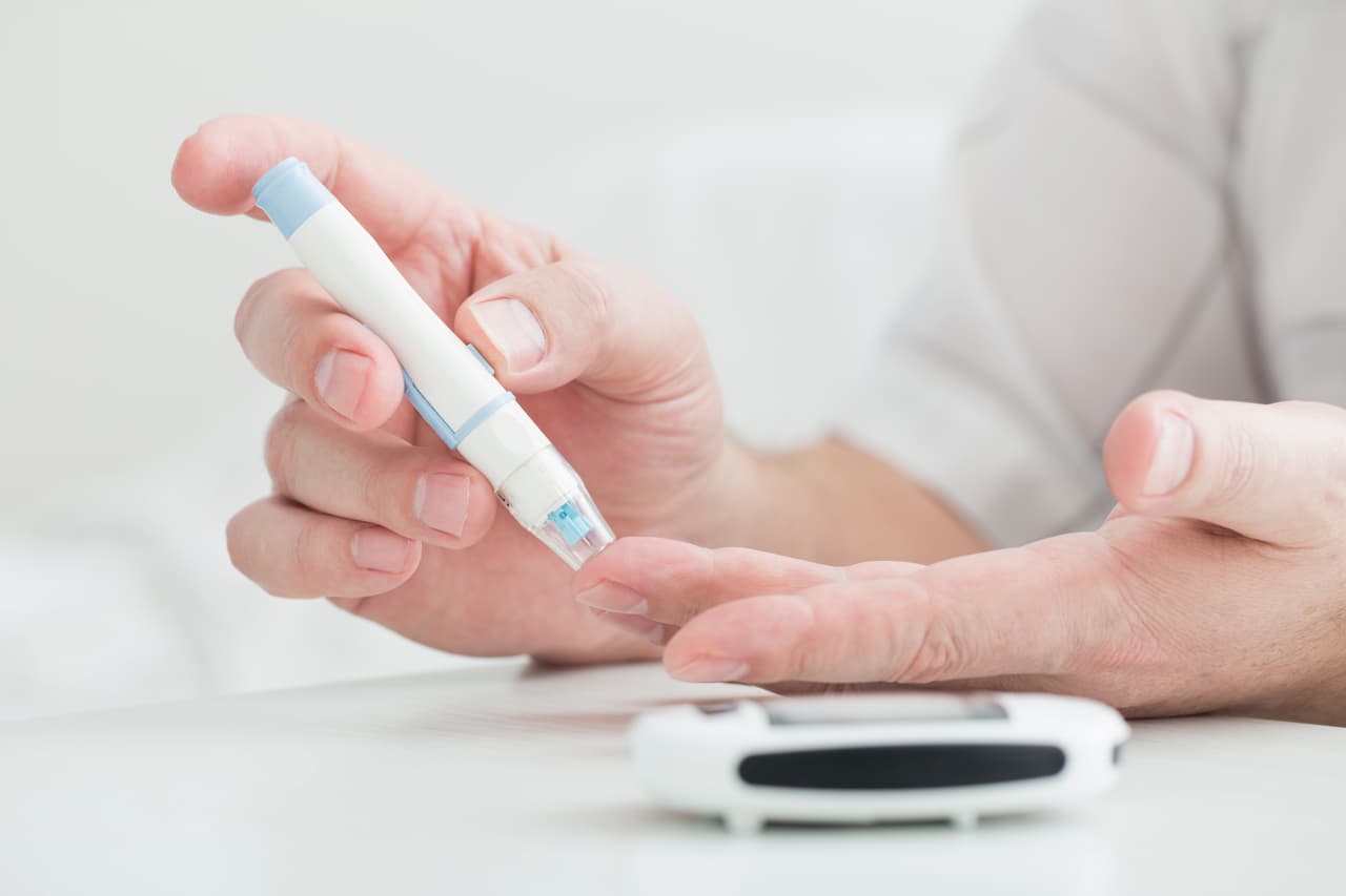 Existen dos tipos de diabetes. La diabetes tipo 1 se caracteriza por una falta de producción de insulina, 
<b>no tiene cura y el único tratamiento posible es sustituir aquello que falta, es decir la insulina</b>. Y las consecuencias de no hacerlo son gravísimas. La diabetes tipo 2 es la más frecuente y puede prevenirse con un estilo de vida saludable.