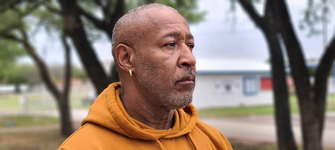 Charles Keith
<b> </b>es activista de la organización Death Penalty Action. Siente empatía con los Lucio porque él mismo sigue buscando la libertad de su hermano, primero sentenciado a muerte y ahora, bajo cadena perpetua tras una revisión de su caso. Para él, la pena capital no debería existir y menos en un estado que está en el llamado 'cinturón de la Biblia': 
<b>“Un hombre no debería tener el poder de ejecutar a otro. ¿Cómo le rezas a un salvador que fue ejecutado (dice al referirse a Jesucristo) y luego te das la vuelta y ejecutas a alguien?",</b> se pregunta. "Yo no entiendo eso. No quisiera ser ese tipo de cristiano”. 
<br>