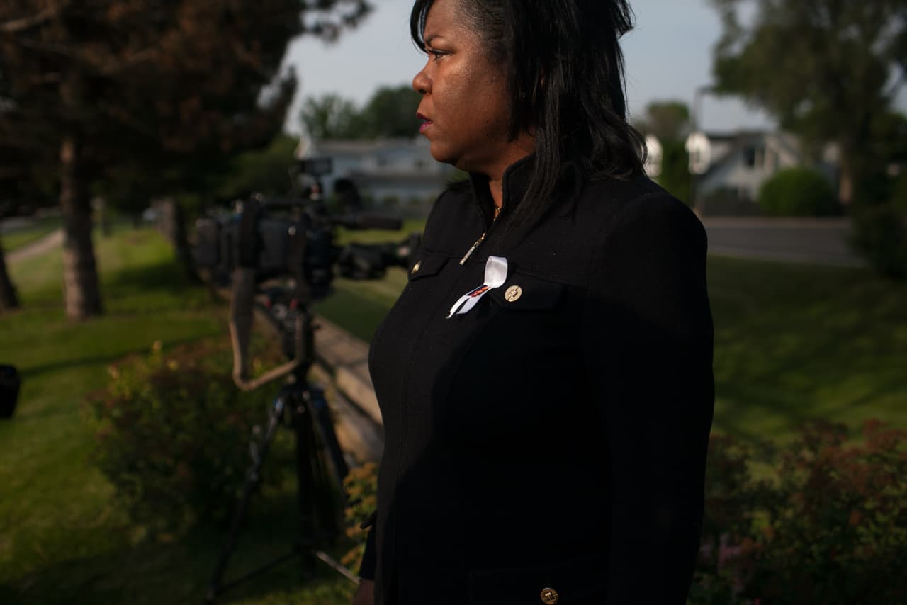 Por su parte Elton Mathis, Fiscal del Condado Waller, mencionó que espera que el FBI le entregue el celular de Bland en donde supuestamente ella podría haber grabado video al momento del altercado con el oficial que la detuvo.