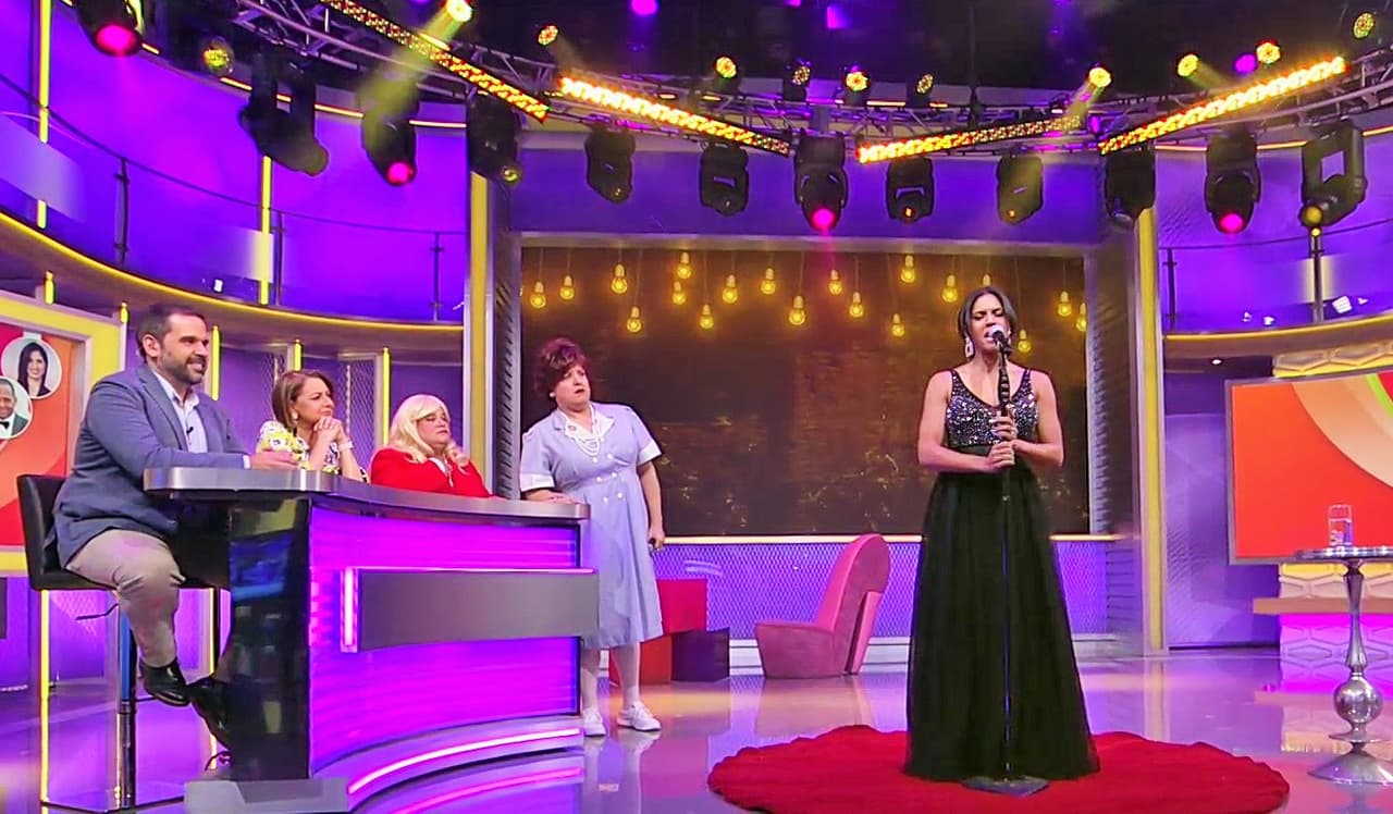 En el segundo número, lo presentes apreciaron la voz de Francisca Lachapel con el tema ‘Que ganas de no verte nunca más’ de Lupita D’Alessio. La conductora dominicana derrochó pasión en el escenario, su intensa interpretación fue aplaudida por María Antonieta Collins.
