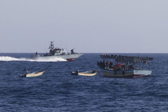 Los próximos pasos del movimiento islamista Hamás y de Israel son claves para detener la espiral de violencia que estalló el miércoles en la zona, en un aparente intento de la Yihad Islámica de arrastrar a ambas partes a un nuevo conflicto armado. "Israel considera a Hamás responsable de todo lo que ocurre (en Gaza): es el que ejerce la soberanía y el que debe responder por todo lo que ocurre", declaró un alto mando militar israelí en la zona, que reconoció que en los últimos meses no ve a milicianos de este grupo "participar en acciones terroristas". Para la Yihad Islámica, lanzar cohetes es "un medio excelente para avergonzar a Hamás, con el fin de demostrar que son ellos los que definen la agenda (política) en Gaza, mientras Hamás ha abandonado la yihad y la resistencia (armada) en busca del poder", escribe hoy el experto israelí en asuntos árabes y de Oriente Medio, Avi Isajarov. Organización mucho más pequeña, versátil e ideológica que Hamás, y sobre todo sin responsabilidades de gobierno, la Yihad trata de reavivar la lucha armada y "hace grandes esfuerzos para arrastrar (a ambas partes) a un nuevo conflicto", apelando en esta ocasión a la muerte de tres de sus hombres. Netanyahu debe decidir ahora "si quiere más violencia o seguir el toma y daca habitual con las milicias", subraya el académico.