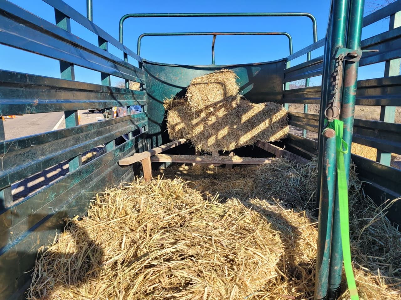 Lo que parecía un inofensivo tráiler que trasladaba paquetes de heno resultó ser mucho más.