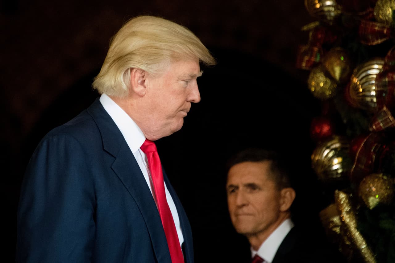 Trump se distancia más de Flynn luego de que se declarara culpable por mentir al FBI sobre sus contactos con Rusia