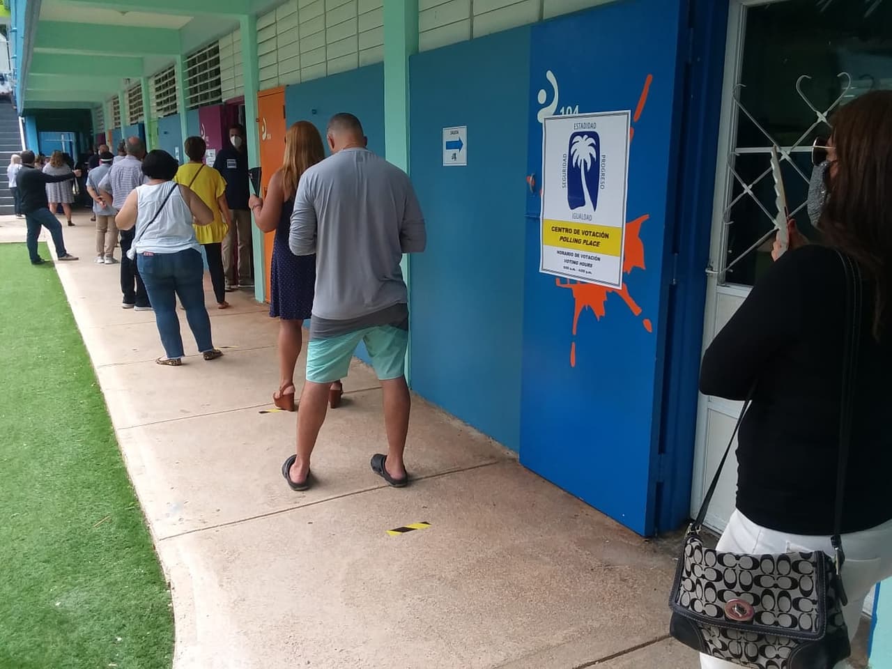 Votantes hacen fila para poder emitir su voto en sus respectivos colegios.