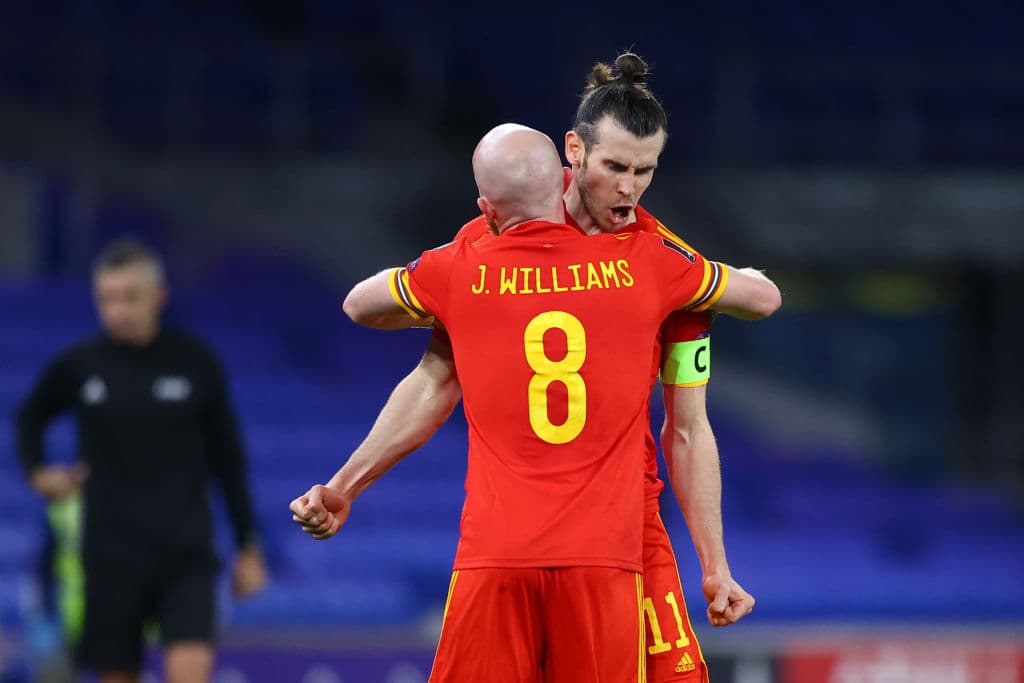 Gales, con la mínima, se llevó partido ante República Checa. En un sufrido partido, Daniel James hizo la anotación al minuto 82 con asistencia del capitán Gareth Bale, durante el partido calificatorio rumbo al Mundial de Catar 2022, en la tercera fecha de la justa