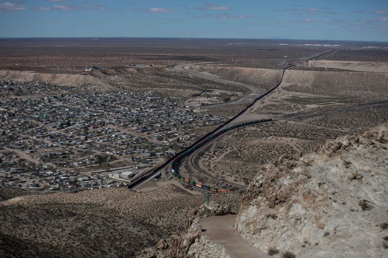 De un lado, el izquierdo, Ciudad Juárez, México; del otro, Sunland Park, Nuevo México.