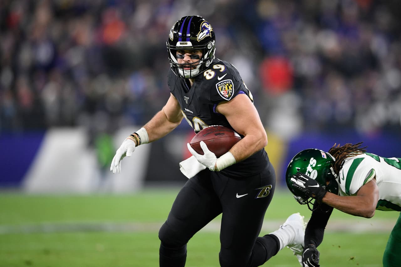 <b>Mark Andrews | TE | Baltimore Ravens</b>
<br>
<b>- Edad: 23 años</b>
<br>- Andrews deslumbró las puertas la temporada pasada con 16 atrapadas para 220 yardas y dos puntajes durante el escandaloso inicio de año 2-0 de Baltimore. 
<br>- Andrews sirvió como el arma favorita de Lamar Jackson cuando el backfield de Baltimore no estaba conteniendo a la defensiva rival. 
<br>- Desde otro ángulo: Andrews fue lo suficientemente explosivo como para permitir que los Ravens intercambiaran el ala cerrada de primera ronda Hayden Hurst.