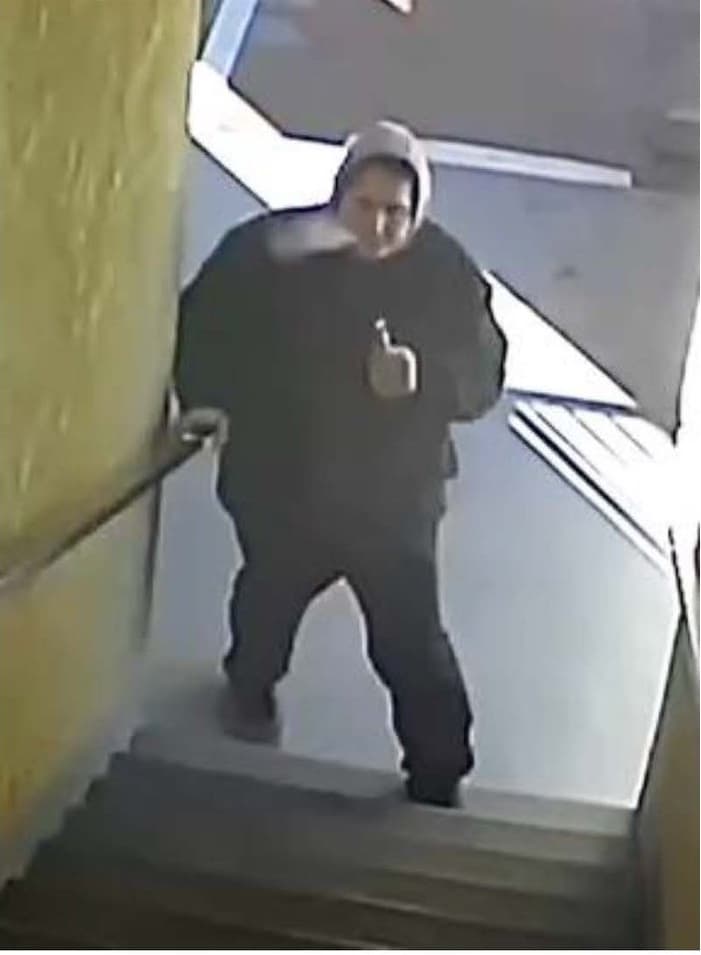 Mide unos 5 pies 10 pulgadas y pesa alrededor de 200 libras.