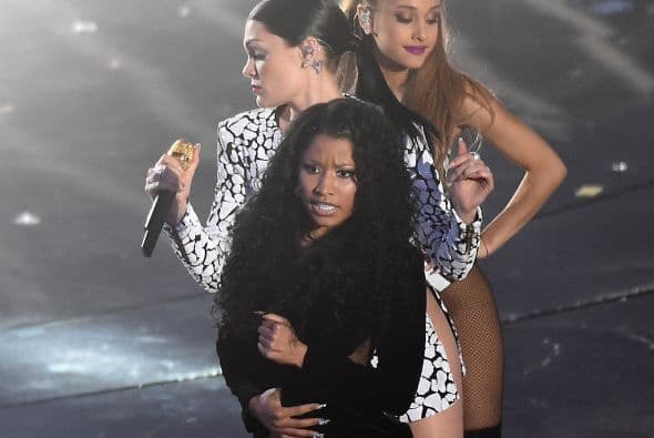 Nicki Minaj supo taparse muy bien con sus manitas, luego que un zipper le hiciera una "mala jugada".