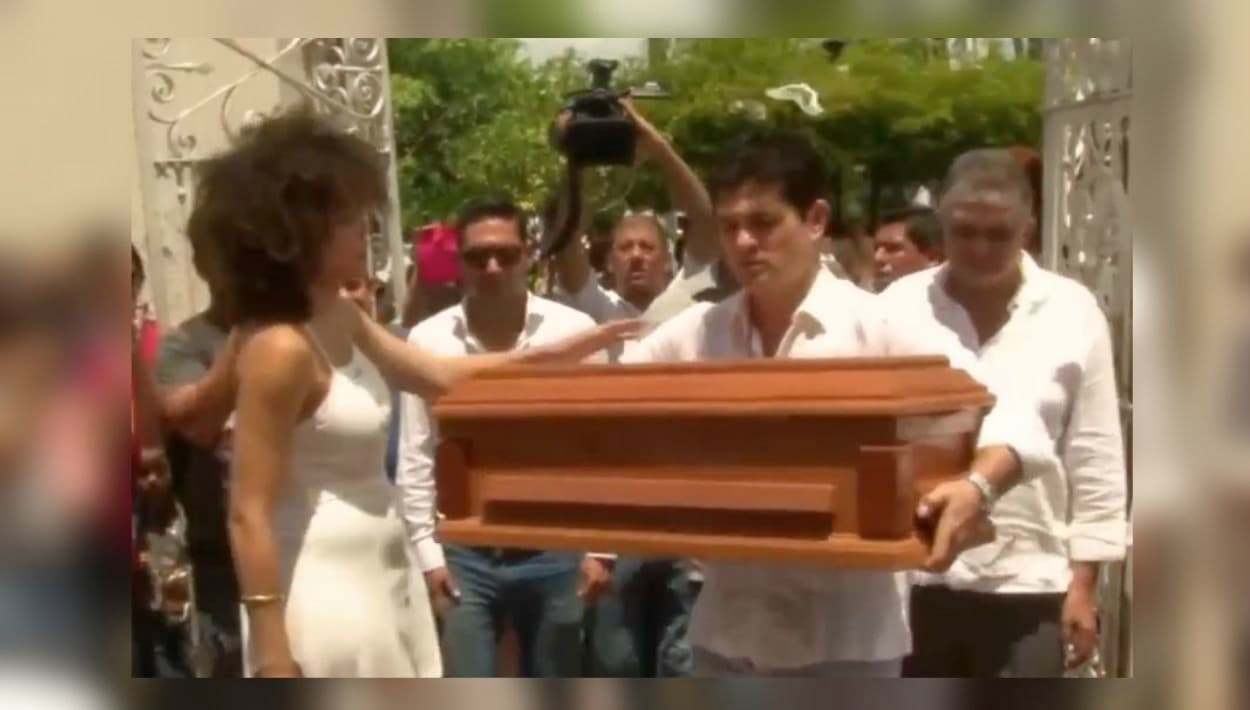 Un coágulo se le alojó en una pierna y fue lo que provocó que le amputaran el pie, con la esperanza de que seguiría mejorando, lo que no ocurrió.