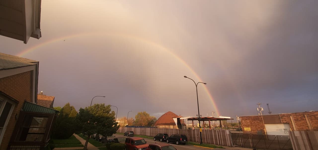 <b>Qué es un arcoíris</b>
<br>Según la
<a href="https://scijinks.gov/rainbow/" target="_blank">Oficina Nacional de Administración Oceánica y Atmosférica</a>, el arcoíris es un fenómeno óptico que aparece cuando la luz solar y las condiciones atmosféricas son las adecuadas, y la posición del espectador es la correcta para verlo.