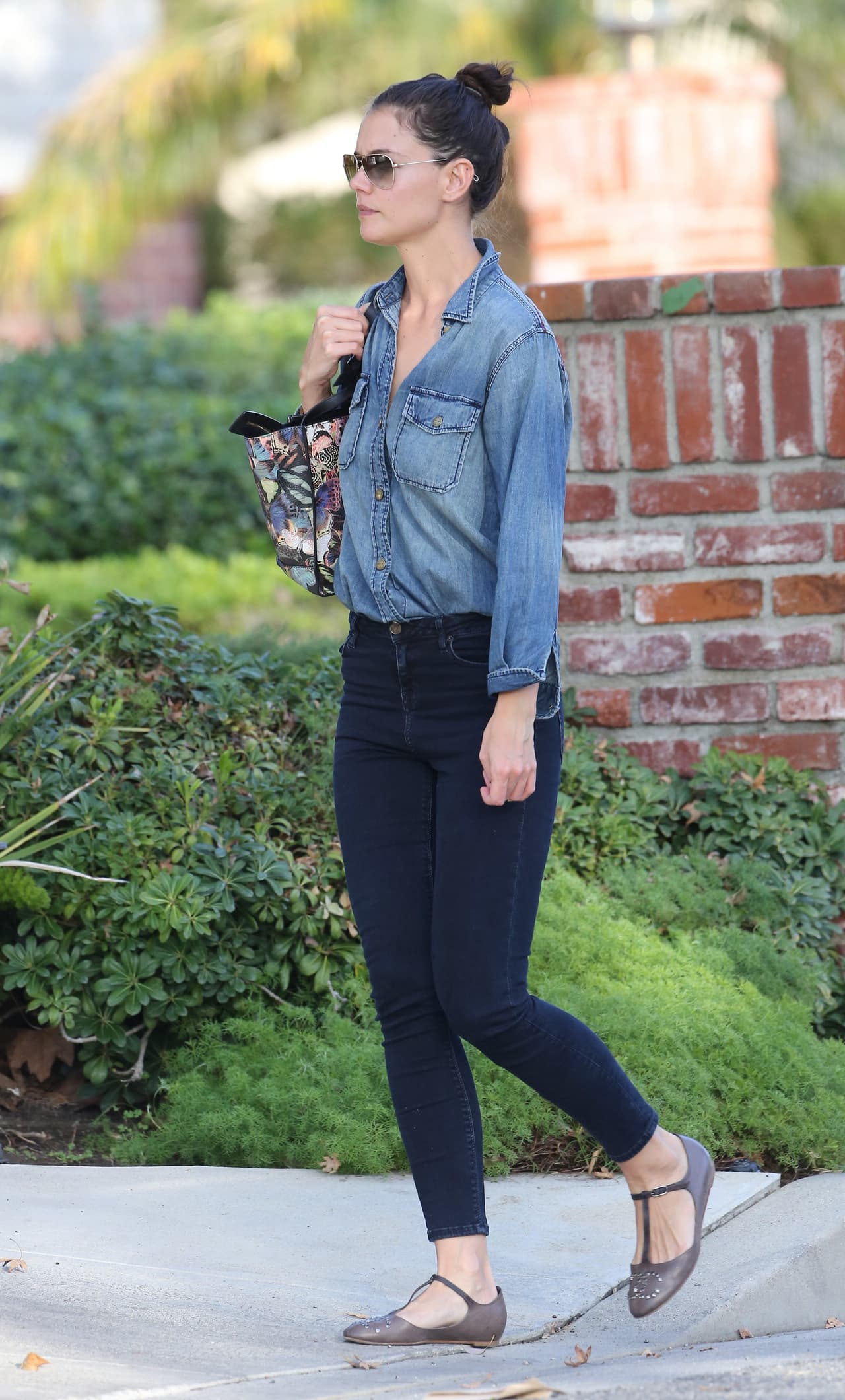 Por ejemplo, las flats de Katie Holmes pueden ser una opción para verte genial y muy trendy pues el diseño de la correa los hace ver diferentes y muy coquetos.