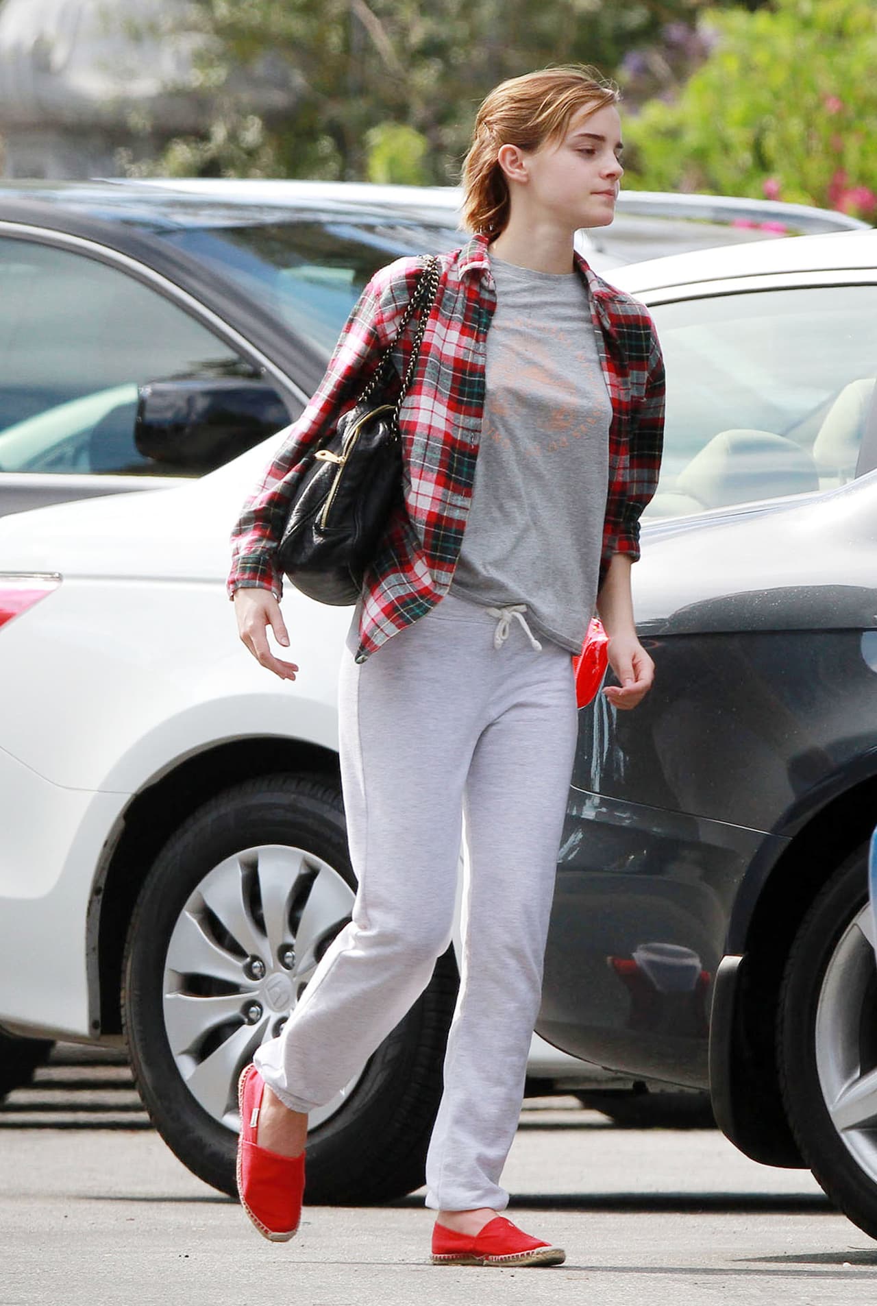 Si eres más arriesgada súbele a los tonos en tus zapatos. Es decir, elige unos en color rojo y las miradas irán sobre ti. Además este tono combina muy bien con el azul.