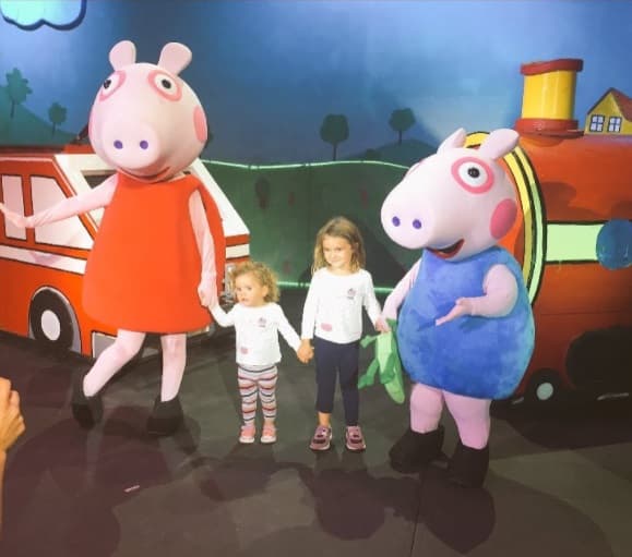 Esta es otra muestra de que Pablo Montero es un padre consentidor, pues a pesar de tener tanto trabajo se da tiempo de llevar a las niñas al teatro, la feria o al cine.