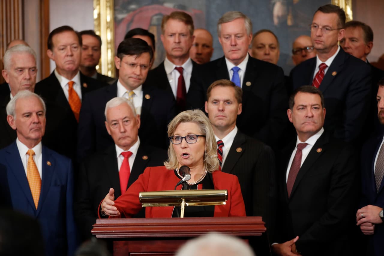 La representante republicana Liz Cheney en una conferencia de prensa en el Capitolio tras la votación, acompañada por otros miembros de su partido.