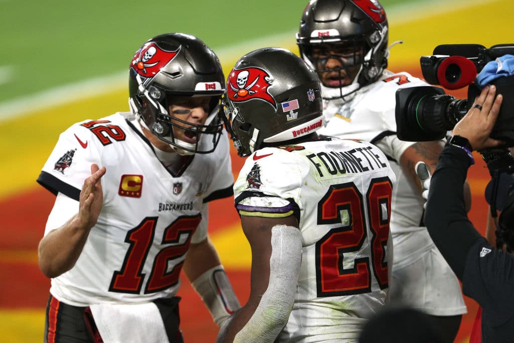 La defensa de los Tampa Bay deja a Patrick Mahomes sin pase de anotación y con dos intercepciones en la arrolladora victoria de los Buccaneers 9-31 sobre los Kansas City Chiefs. Tom Brady demuestra porque es el mejor y con tres pases de anotación y sin intercepciones consigue su séptimo anillo de Super Bowl.