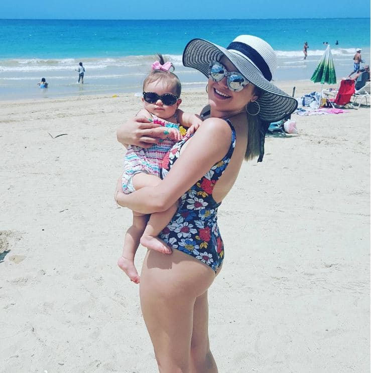 Madre e hija disfrutando de un día de playa.