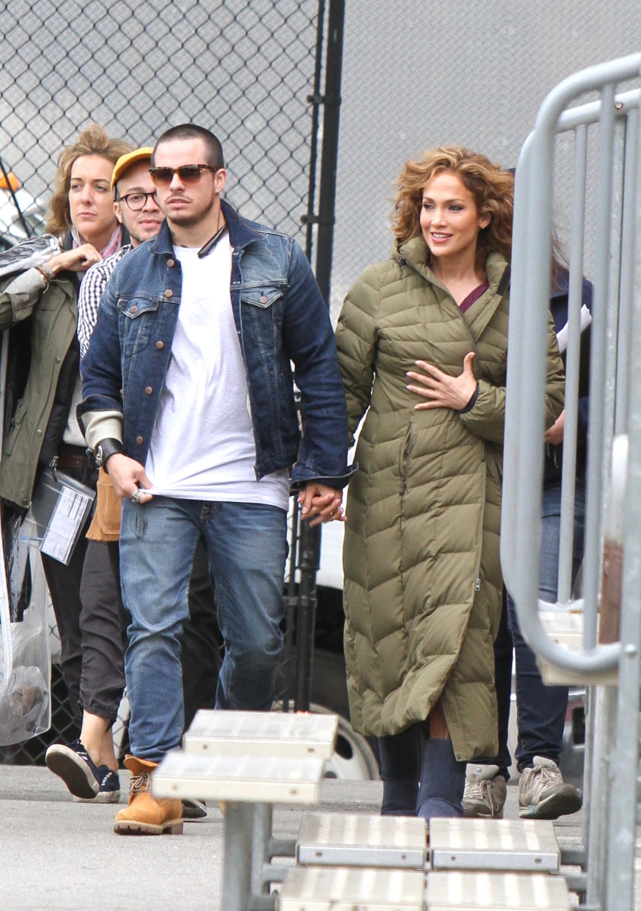 Y por nada la deja sola... Parece que esta vez si están como una pareja más seria.