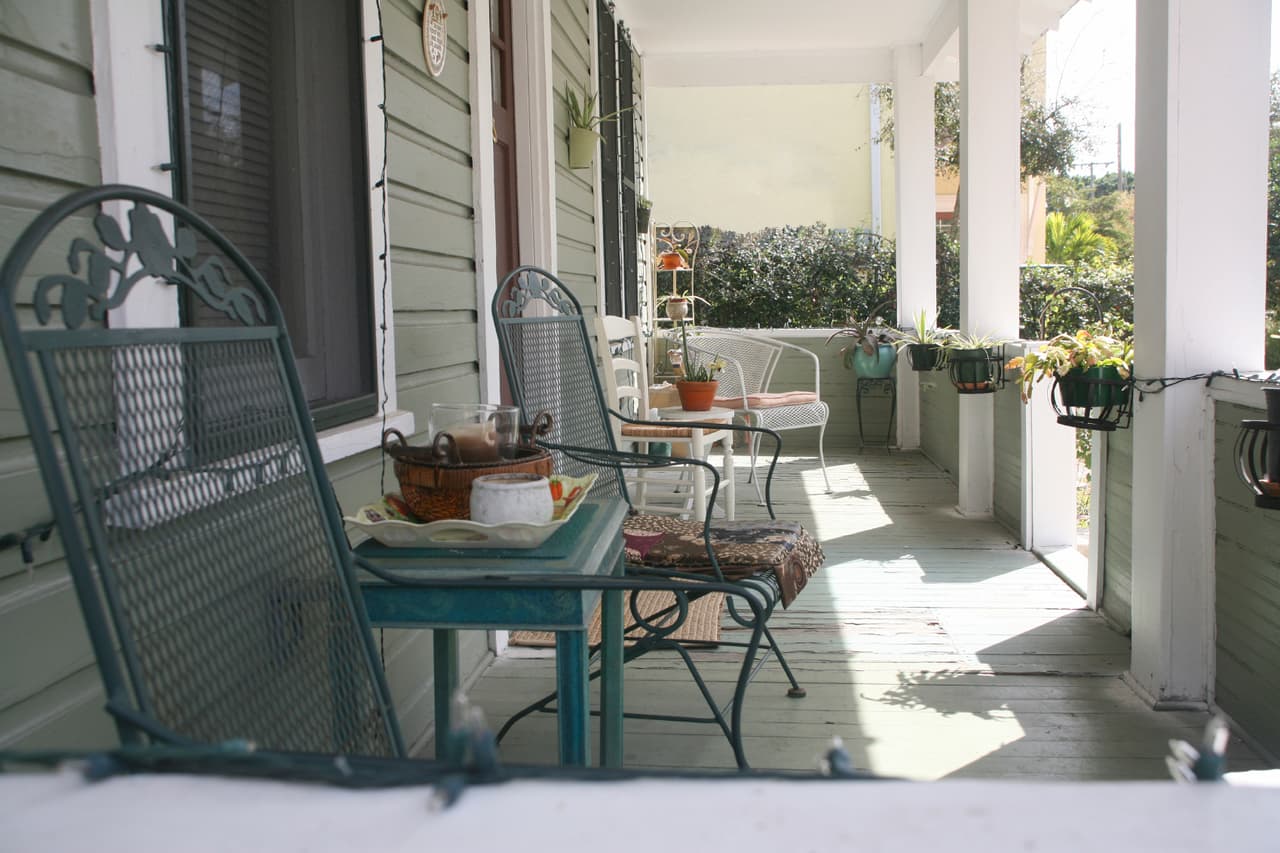 Recomiendan también construir antes que la casa la barda o el muro, que nunca debe ser más alto que la casa. Además, es mejor tener dos entradas para que, si entra algo negativo, salga por la otra y no entre a tu propiedad.