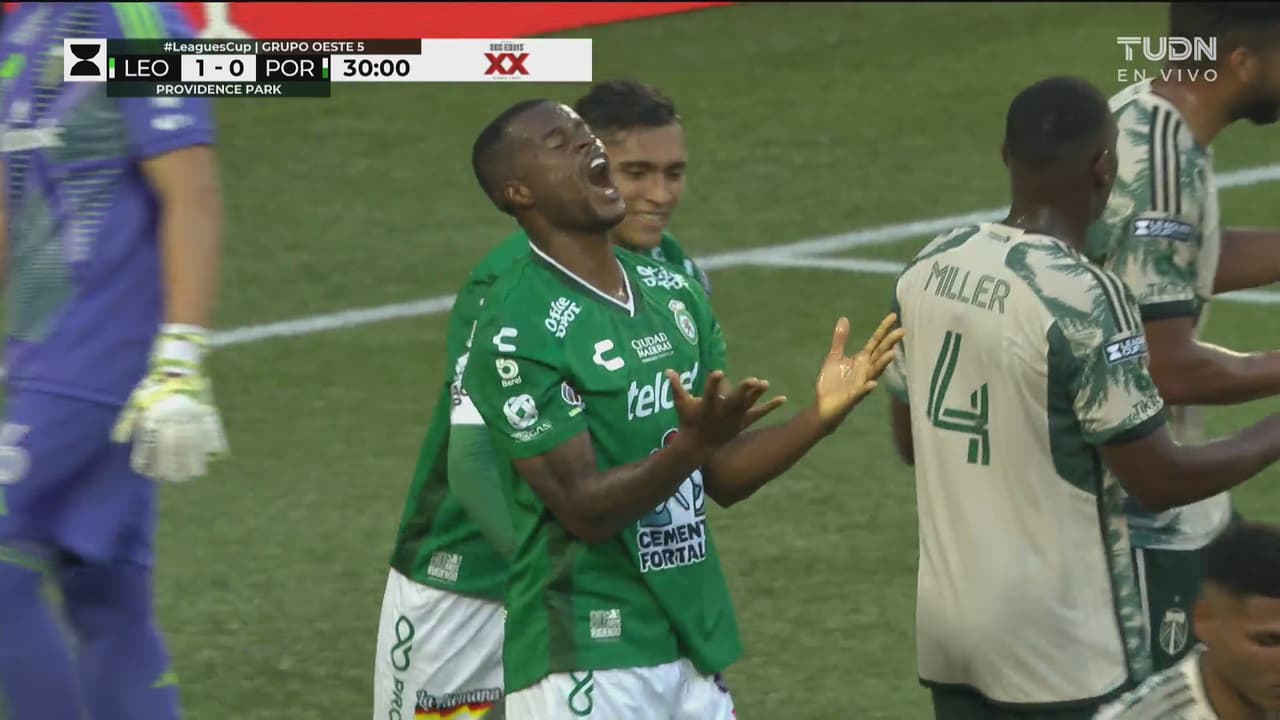 ¡Cabezazo por encima del arco! Barreiro no impacto correctamente