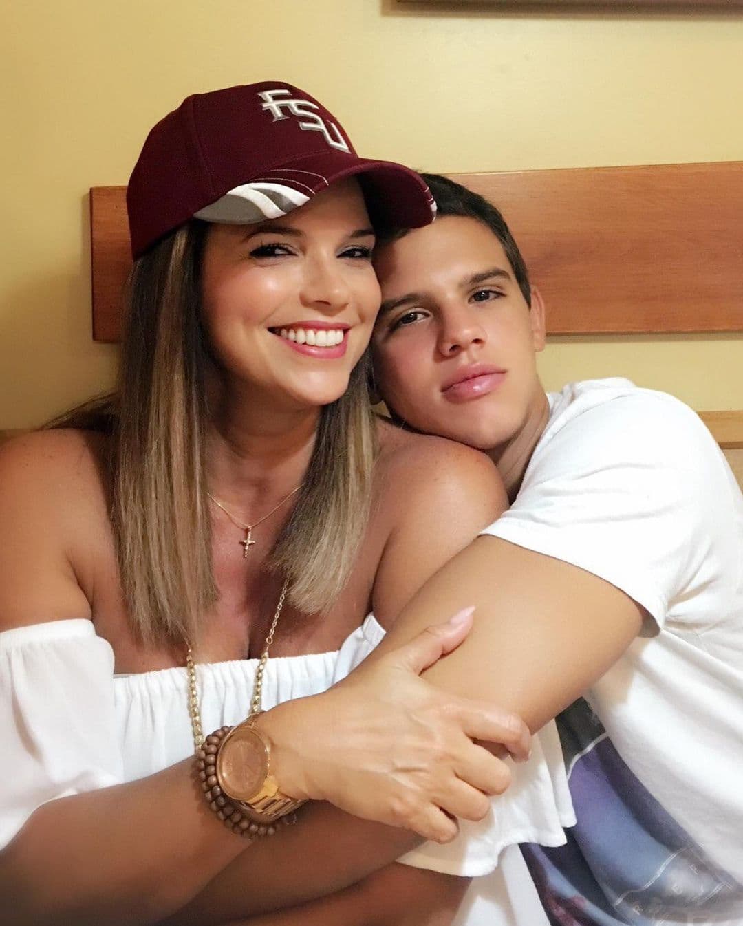 "Lo mejor de todo es que lo estamos apoyando, estoy disfrutando junto a él este proceso de arreglar su apartamento, elegir lo que le gusta y admirar cómo 
<b>se ha convertido en un gran hombre</b>". 
<br>