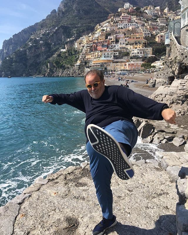 Viajar alrededor del mundo es otra pasión, la cual no sólo comparte con su esposa e hija, sino también con todos sus seguidores a través de sus redes sociales.