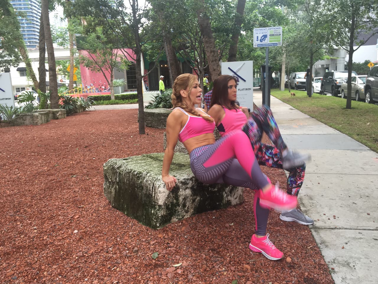 Solamente hay que elevar la piernas casi hasta el pecho.