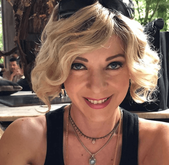 "
<b><a href="https://www.univision.com/entretenimiento/edith-gonzalez-anuncia-que-tiene-el-cancer-bajo-control-los-milagros-existen">Cuando a mí me dijeron que tenía a mi bestia, </a></b>así llamo yo al cáncer, yo veía a mi papá aquí siempre alegre; se iba solo a las quimios y con ese ejemplo solo podía reaccionar de la mejor manera. De hecho, los doctores pensaban que estaba en etapa de negación porque 
<b>yo afronté de inmediato lo que venía y abracé mi vida</b>”, declaró.