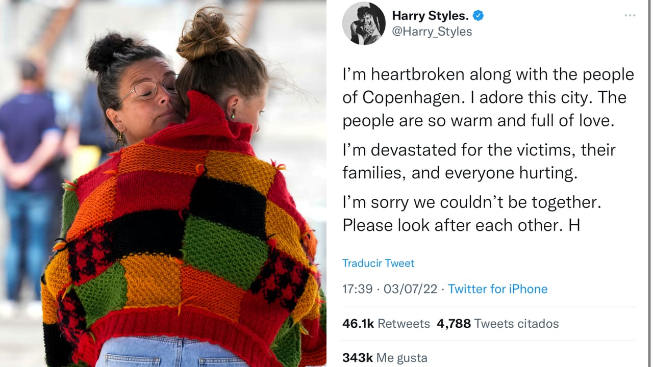 Dos mujeres se consuelan frente al centro comercial Field's en Copenhague. Harry Styles expresó su "devastación" ante la tragedia, ocurrida a menos de media milla de donde tendría un concierto.