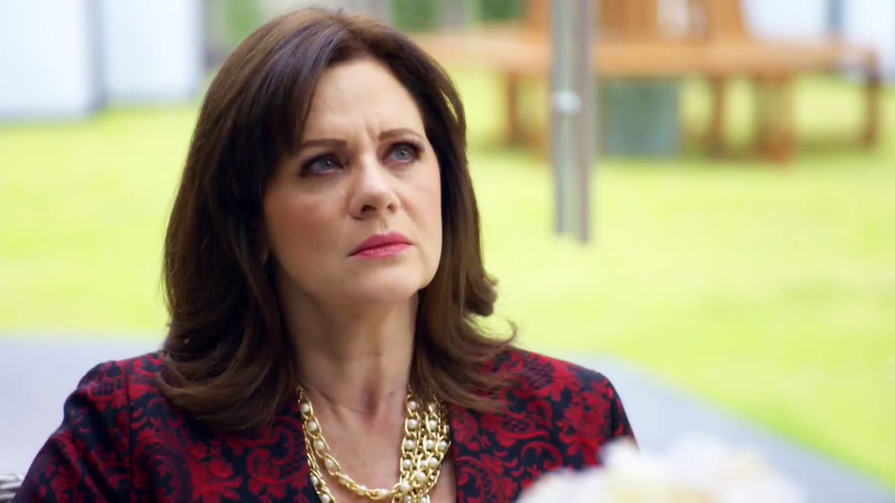 Recordemos que ella
<b>tuvo un amorío con Pedro Carrillo, el padre de Estela</b>. Tal vez la tiene secuestrada para vengarse de Pedro por algún disgusto o todo lo contrario, para mantenerla a salvo de los enemigos de su padre.