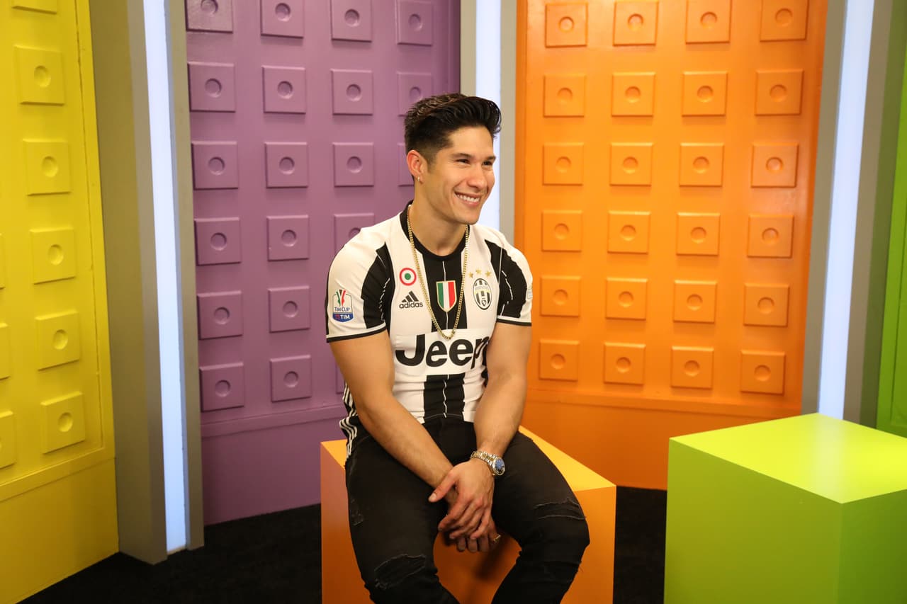 Chyno Miranda llegó hasta el set digital de Premios Juventud.