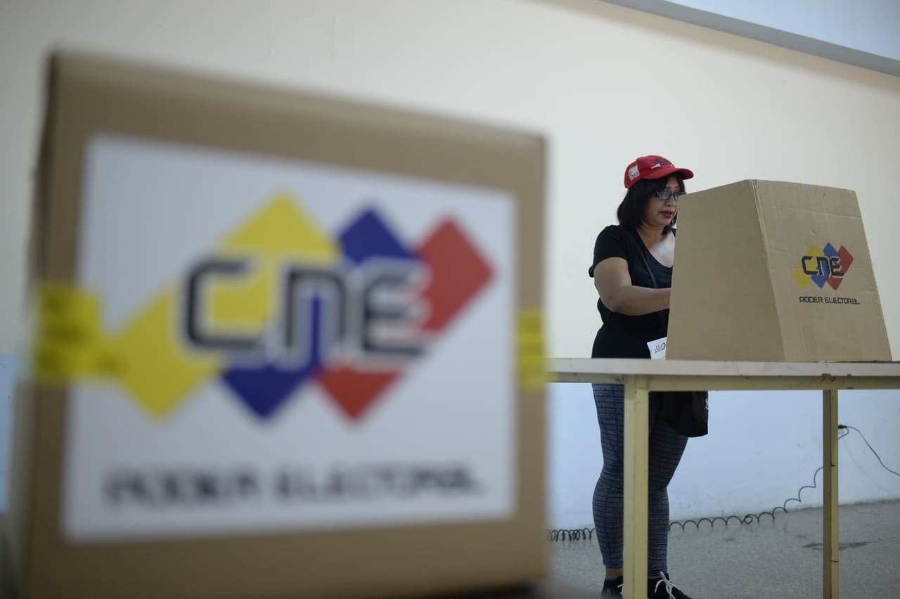 Venezuela atraviesa una de las peores crisis de su historia reciente. A la aguda recesión económica -con inflación de tres dígitos y escasez de bienes- se le suma una ola de protestas antigubernamentales que acumula tres meses y casi 100 muertos. El simulacro de elección para la constituyente esta organizado por el poder electoral venezolano.