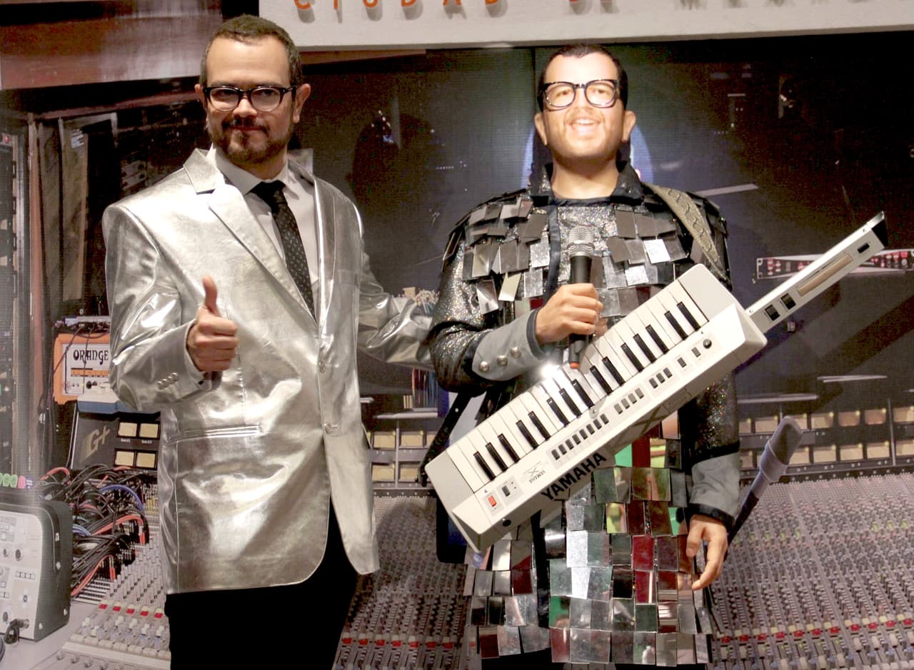 Pobre Aleks Syntek, su figura de cera no es nada halagadora.