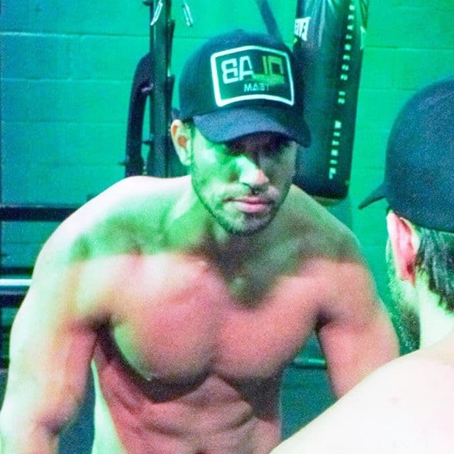 El entrenador cubano no es sólo un taco de ojo. Él será el encargado de poner a las bellas fit para esta temporada de Nuestra Belleza Latina. Si hay alguien que sabe cómo obtener la figura perfecta, ese es Darian. Las bellas lo aprenderán a odiar pues las pondrá a trabajar duro para tener LA figura. Pero mientras ese momento llega, te dejamos unas cuantas imágenes para que deleites esa pupila.