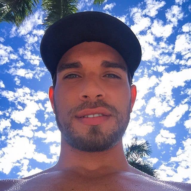 El entrenador cubano no es sólo un taco de ojo. Él será el encargado de poner a las bellas fit para esta temporada de Nuestra Belleza Latina. Si hay alguien que sabe cómo obtener la figura perfecta, ese es Darian. Las bellas lo aprenderán a odiar pues las pondrá a trabajar duro para tener LA figura. Pero mientras ese momento llega, te dejamos unas cuantas imágenes para que deleites esa pupila.