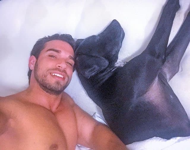 El entrenador cubano no es sólo un taco de ojo. Él será el encargado de poner a las bellas fit para esta temporada de Nuestra Belleza Latina. Si hay alguien que sabe cómo obtener la figura perfecta, ese es Darian. Las bellas lo aprenderán a odiar pues las pondrá a trabajar duro para tener LA figura. Pero mientras ese momento llega, te dejamos unas cuantas imágenes para que deleites esa pupila.