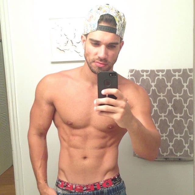 El entrenador cubano no es sólo un taco de ojo. Él será el encargado de poner a las bellas fit para esta temporada de Nuestra Belleza Latina. Si hay alguien que sabe cómo obtener la figura perfecta, ese es Darian. Las bellas lo aprenderán a odiar pues las pondrá a trabajar duro para tener LA figura. Pero mientras ese momento llega, te dejamos unas cuantas imágenes para que deleites esa pupila.