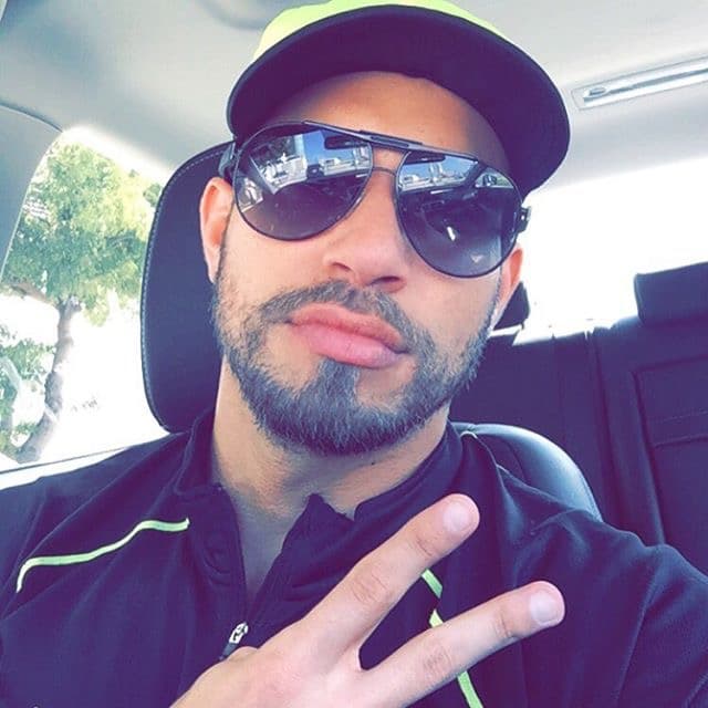 El entrenador cubano no es sólo un taco de ojo. Él será el encargado de poner a las bellas fit para esta temporada de Nuestra Belleza Latina. Si hay alguien que sabe cómo obtener la figura perfecta, ese es Darian. Las bellas lo aprenderán a odiar pues las pondrá a trabajar duro para tener LA figura. Pero mientras ese momento llega, te dejamos unas cuantas imágenes para que deleites esa pupila.